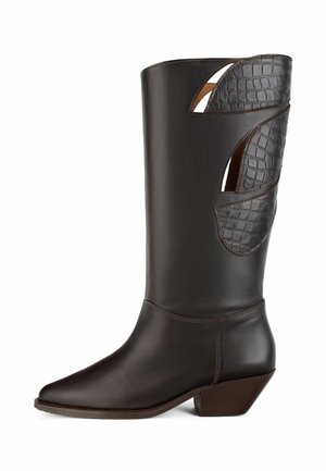 Bruine leren kniehoge laars met een spitse neus, gekroste accenten, uitsparingen en een blokhak. Glad lederen oppervlak.