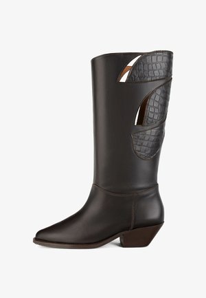 Bruine leren kniehoge laars met een spitse neus, gekroste accenten, uitsparingen en een blokhak. Glad lederen oppervlak.