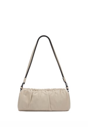 Beżowa skórzana torba na ramię z marszczonym wykończeniem, z długim, cienkim, regulowanym paskiem z czarnymi krawędziami i srebrnymi klamrami.