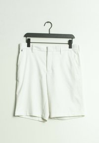Pantalones cortos blancos hechos de una tela suave, con dos bolsillos laterales, trabillas para cinturón y un dobladillo que se curva ligeramente hacia arriba en los bordes.