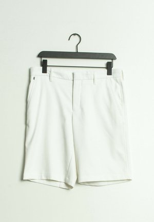 Shorts bianchi realizzati in un tessuto morbido, dotati di due tasche laterali, passanti per cintura e un orlo che curve leggermente verso l'alto ai bordi.