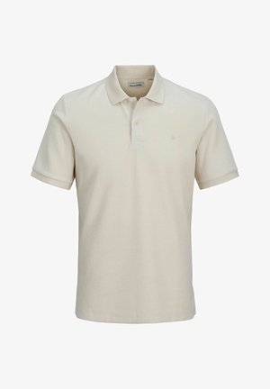 Beige polo skjorte med struktureret vævning, korte ærmer og en tre-knaps lukning. Har et lille logo på brystet.