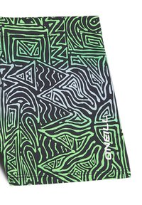 Shorts de bain noirs avec un motif tribal vert et gris, agrémentés du logo O'Neill en blanc sur le bas. Fabriqués en tissu extensible.