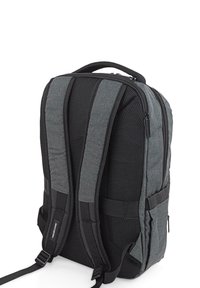 Mochila gris con tejido texturizado, correas de malla acolchadas, un asa en la parte superior, compartimentos con cremallera y detalles en negro.