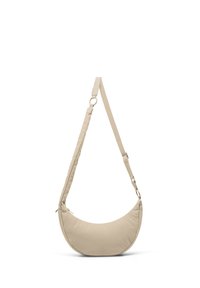Sac d'épaule beige en forme de croissant avec une bandoulière réglable et des anneaux en métal argenté sur fond blanc.