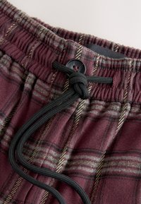 Dunkelrote Flanell-Shorts mit kariertem Muster und schwarzen Akzenten, elastischem Bund und verstellbarem Kordelzug mit Kunststoffverschluss.
