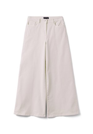 Pantaloni a gamba larga color crema con bottone frontale, cerniera, passanti per cintura e tasche anteriori e posteriori, distesi su uno sfondo bianco.