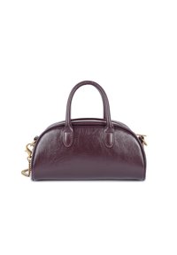 Borsa a mano in pelle borgogna con due manici arrotondati, chiusura con zip in tono oro e tracolla a catena removibile. Texture liscia e forma curvilinea.