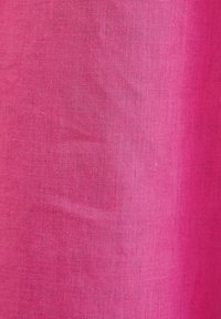 Helles pinkes Leinengewebe mit einer glatten Textur und einem subtilen Webmuster, das eine einheitliche, uniforme Farbe zeigt, ohne sichtbare Muster oder Akzente.