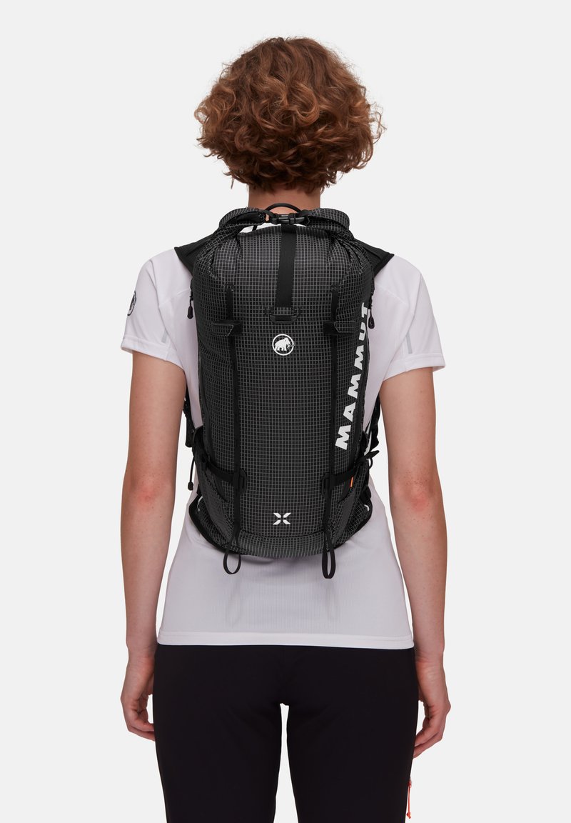 Plecak w czarno-szare kratki z regulowanymi paskami, górnym zamknięciem na sznurek i bocznymi klamrami. Posiada logo i strukturalny materiał.