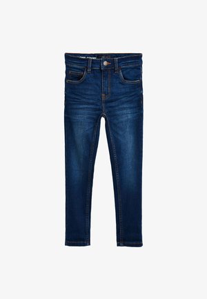 Granatowe, dopasowane dżinsy dziecięce z przednimi i tylnymi kieszeniami, szlufkami na pasek i zapięciem na guzik, pokazane na płasko na białym tle.