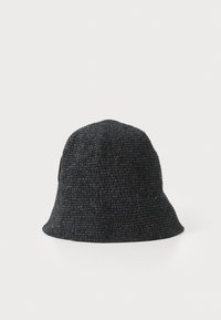 Sort vævet bucket hat med en rund krone og nedadgående skygge, der har en tekstureret, stoflignende finish.