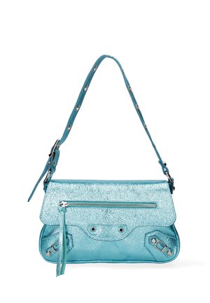 Hellblaue metallische Umhängetasche mit vorderer Reißverschlusstasche, dekorativen Schnallen und verstellbarem Riemen mit Metallösen.