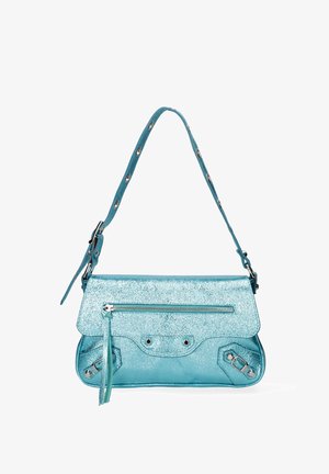 Borsa a spalla in pelle metallizzata azzurro chiaro con tasca frontale con cerniera, fibbie decorative e tracolla regolabile con occhielli in metallo.