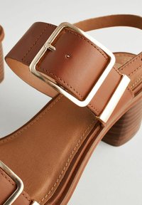 Next FOREVER COMFORT BUCKLE - Szandálok - tan brown