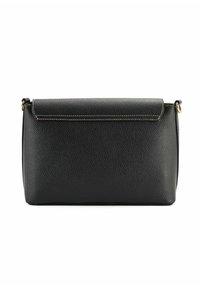 Czarna torebka kopertowa z teksturowanej skóry, z klapą składana, kontrastowym przeszyciem i złotym akcentem na boku.