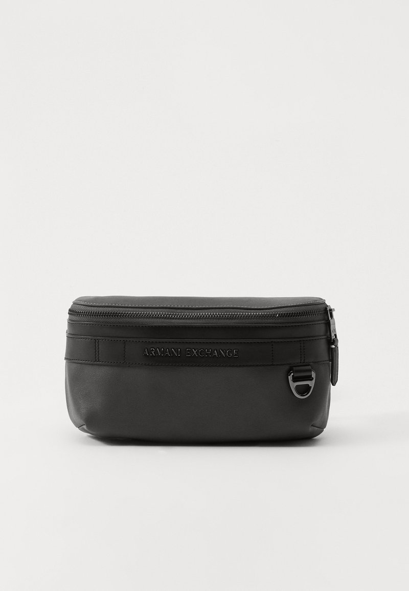 Schwarze Kunstledertasche mit Reißverschluss, flacher rechteckiger Form, geprägtem Logo auf der Vorderseite und metallenen Akzenten.