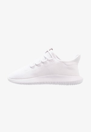 Zapatilla blanca baja totalmente en malla texturizada, cierre de cordones, collar acolchado y suela con estrías para uso casual.