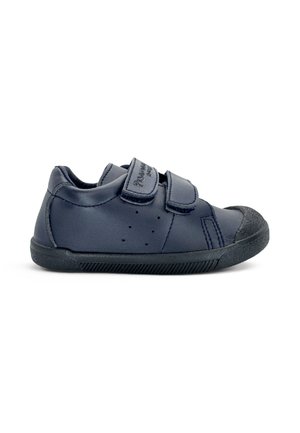 Baskets enfant bleu foncé avec deux bandes Velcro réglables et une semelle extérieure en caoutchouc noir texturé ainsi qu'un renfort au niveau des orteils, vues de côté.