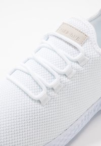 Pier One Matalavartiset tennarit - white