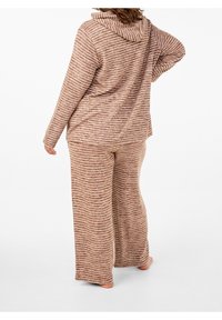 Brunrandig loungeklädsel-set med huva och löst sittande byxor, med mjuk textur och avslappnad silhuett.