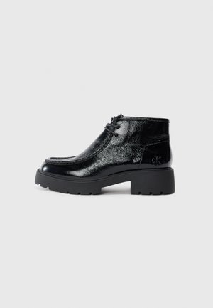 CHUNKY WALLABEE - Členkové čižmy na platforme - black