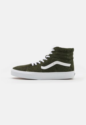 Høye sneakers med olivengrønn semsket skinn, hvite snører og hvitt sidelogo-design. Har teksturerte paneler og en hvit gummisåle.