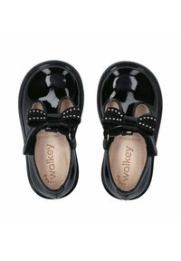Scarpe in vernice nera con punte arrotondate, cinturini e un fiocco decorativo nero con borchie argentate sul davanti. Fodera interna liscia.