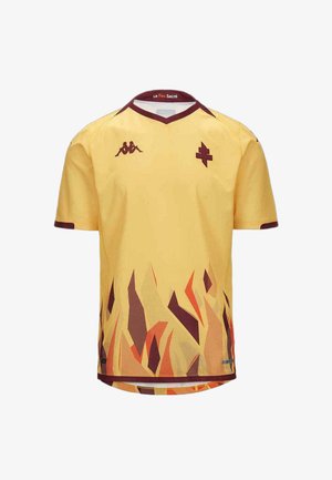 T-shirt de sport jaune avec un col en V, des accents marron et un motif dégradé de flammes en bas. Logo Kappa sur la poitrine et les épaules.