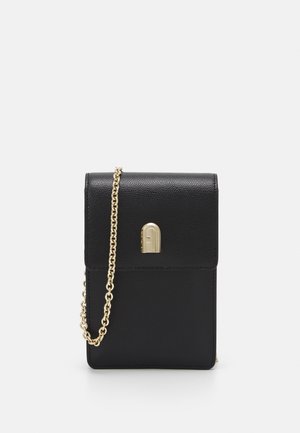 Sort tekstureret læder crossbody taske med en guldkæde strop og en guldlås på den forreste flaplukning.