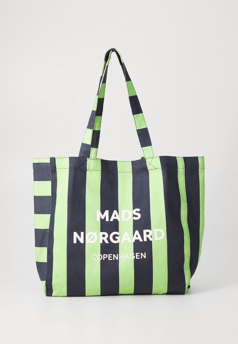 Svītrota somiņa ar zaļu un tumši zilu krāsu, izgatavota no izturīga auduma. Iekļauta zīmola nosaukums "MADS NØRGAARD COPENHAGEN" baltā krāsā.