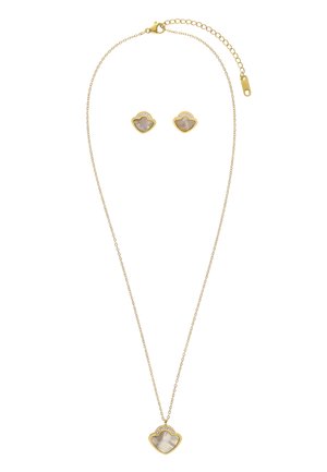 Colier de aur și cercei cu șurub asortați, cu pandantive în formă de inimă având un centru asemănător perlei și pietre mici clare de-a lungul marginii superioare.