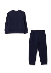 Marineblauwe katoenen sweatshirt en bijpassende broekset. Het sweatshirt heeft een ronde hals en ribgebreide manchetten; de broek heeft een elastische tailleband en taps toelopende benen.