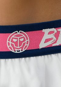 Tela blanca con una cinturilla elástica de color azul marino y rosa que presenta un logo plateado de Iron Man y la palabra "BRAND" en una fuente blanca y en negrita.