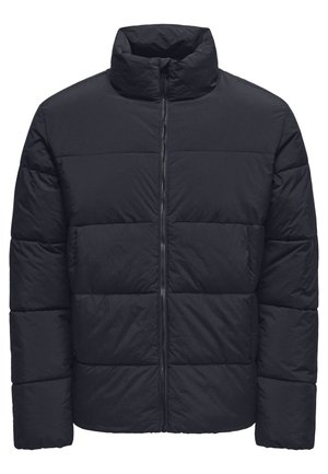 Chaqueta de plumas negra con un alto cuello, diseño acolchado horizontal, cierre frontal de cremallera completa y puños elásticos para mantener el calor de manera ajustada.