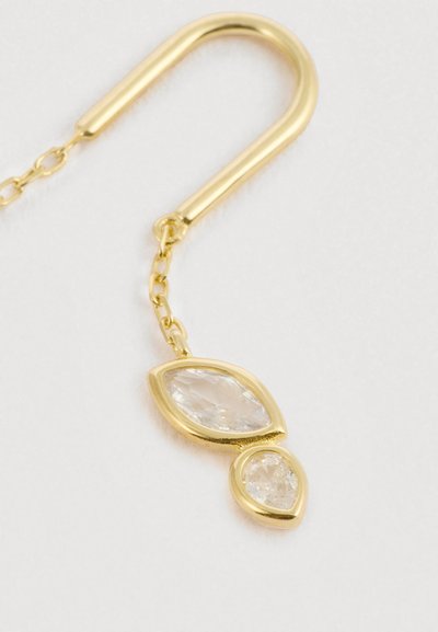 Aranyszínű fülbevaló kampó lánccal, rajta két tiszta, csiszolt drágakő marquise és kör alakban. Simasággal, minimális részletezéssel.