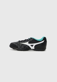 Zapatilla deportiva negra con textura acolchada, logo blanco y acentos en turquesa. Cuenta con una suela de goma y un diseño de cordones para un ajuste seguro.