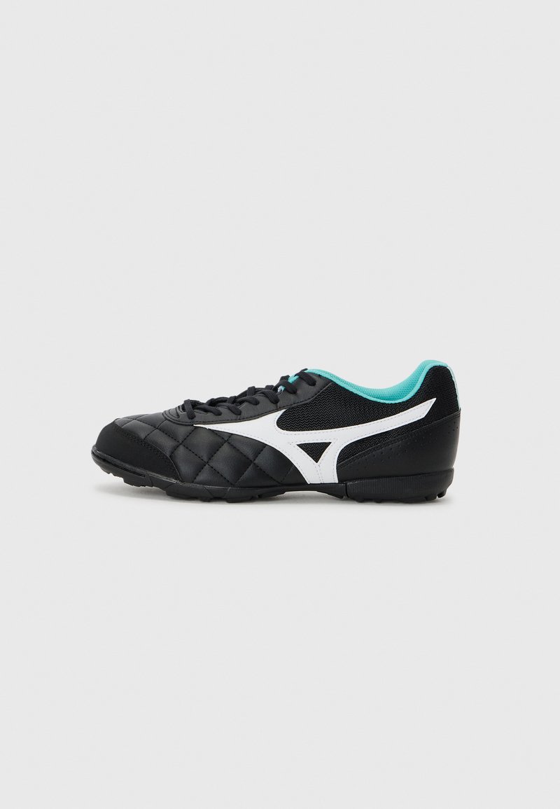 Zapatilla deportiva negra con textura acolchada, logo blanco y acentos en turquesa. Cuenta con una suela de goma y un diseño de cordones para un ajuste seguro.