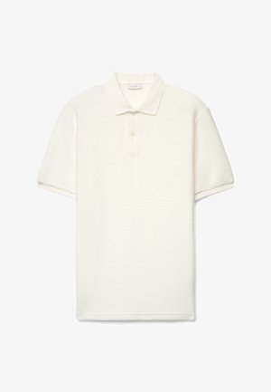 Weißes, kurzärmeliges, strukturiertes Poloshirt mit Zweiknopfleiste und klassischem Kragen, flach auf weißem Hintergrund aufgelegt.