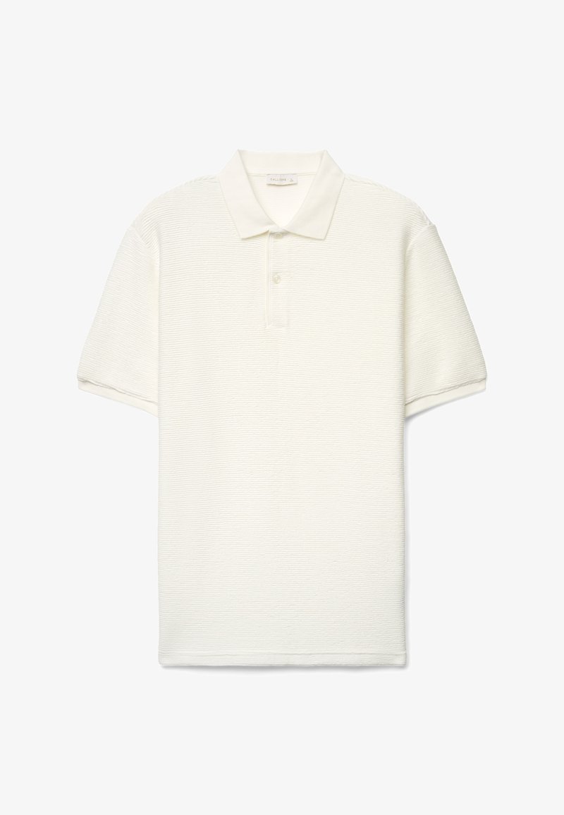 Weißes, kurzärmeliges, strukturiertes Poloshirt mit Zweiknopfleiste und klassischem Kragen, flach auf weißem Hintergrund aufgelegt.