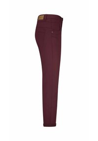 Slim-fit bordeauxrode broek met opgerolde manchetten, achterzakken, riemlussen en een leren merklabel op de tailleband.