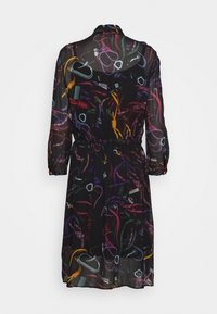 Abito nero trasparente con un motivo astratto colorato. Presenta una vita arricciata, maniche lunghe e dettagli con bottoni sui polsini.