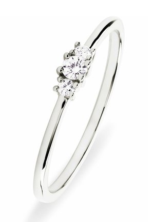 Anello in argento con tre diamanti rotondi, con una fascia lucida e impostazioni a griffe, che evidenziano la prominenza della pietra centrale.