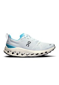 Hellesblaues Sport Schuhwerk mit einem strukturierten Mesh-Obermaterial, weißer gepolsterter Zwischensohle und schwarzem Gummi-Außensohle mit Belüftungsschlitzen.