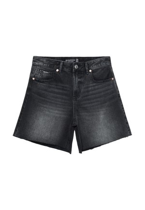 Svarta denimshorts med fransig nederkant, fem fickor och kontrasterande sömmar. Tyget har en lätt glans och en mjuk textur.