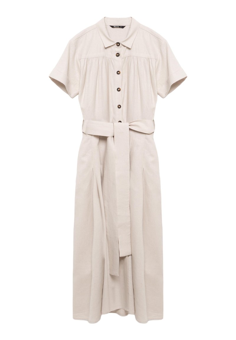 Beige mekko, jossa on lyhyet hihat, nappikiinnitys edessä, kapea vyötärö kankaasta valmistetulla vyöllä ja pleatatut hameen yksityiskohdat.