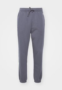 Grå fleece joggebukser med elastisk linning og snor. Ribbestrikkede sømmer og sidelommer. Myk tekstur, egnet for uformell bruk.