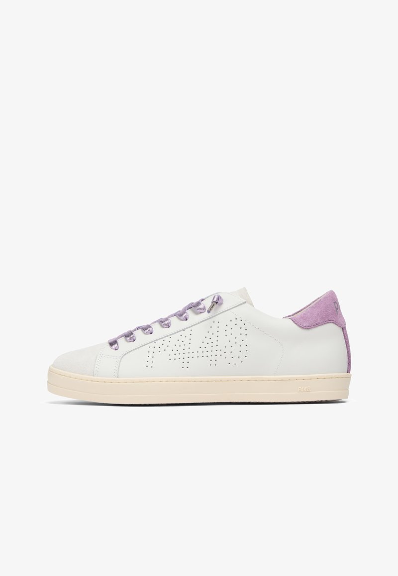 Baskets basses blanches avec motif de chiffres perforés sur le côté, lacets violets et languette de talon en daim violet sur une semelle crème.