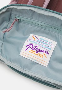 Patagonia REFUGITO DAY PACK 18L UNISEX - Nahrbtnik - stormy mauve