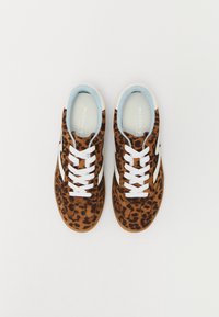 Sneakers med leopardmønster, brune suede overdel, hvide snørebånd, blå indersål og gummisål. Mønsteret har mørke pletter på lys brun.